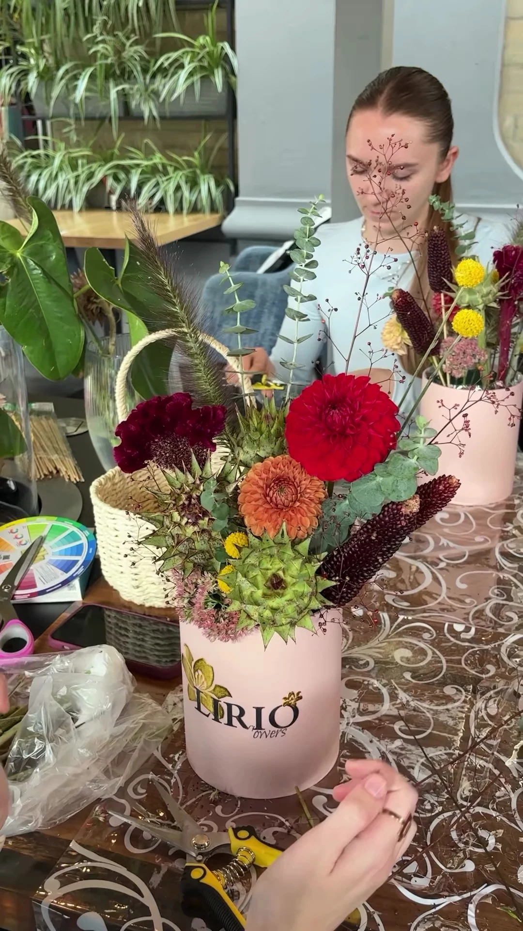 Квіткова композиція у рожевій коробці LIRIO під час майстер-класу